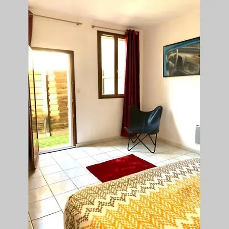 Proche Gare + Parking , Impasse Tranquille Апартаменты *